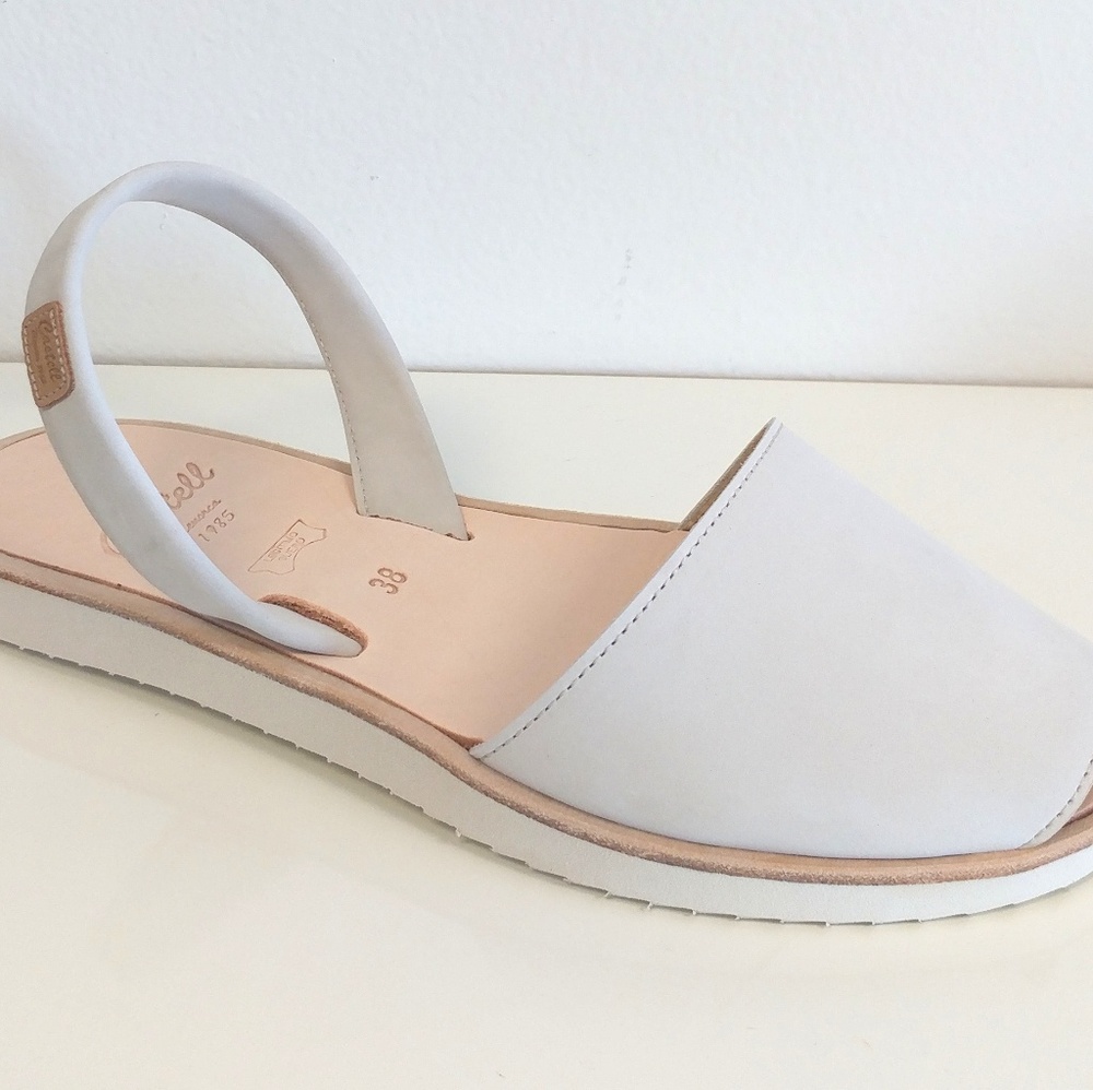NWT & in box CASTELL Menorquinas Off White Nubuck